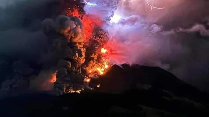 Indonésie un volcan indonésien entre en éruption, envoyant une colonne de fumée d'un kilomètre de haut dans le ciel