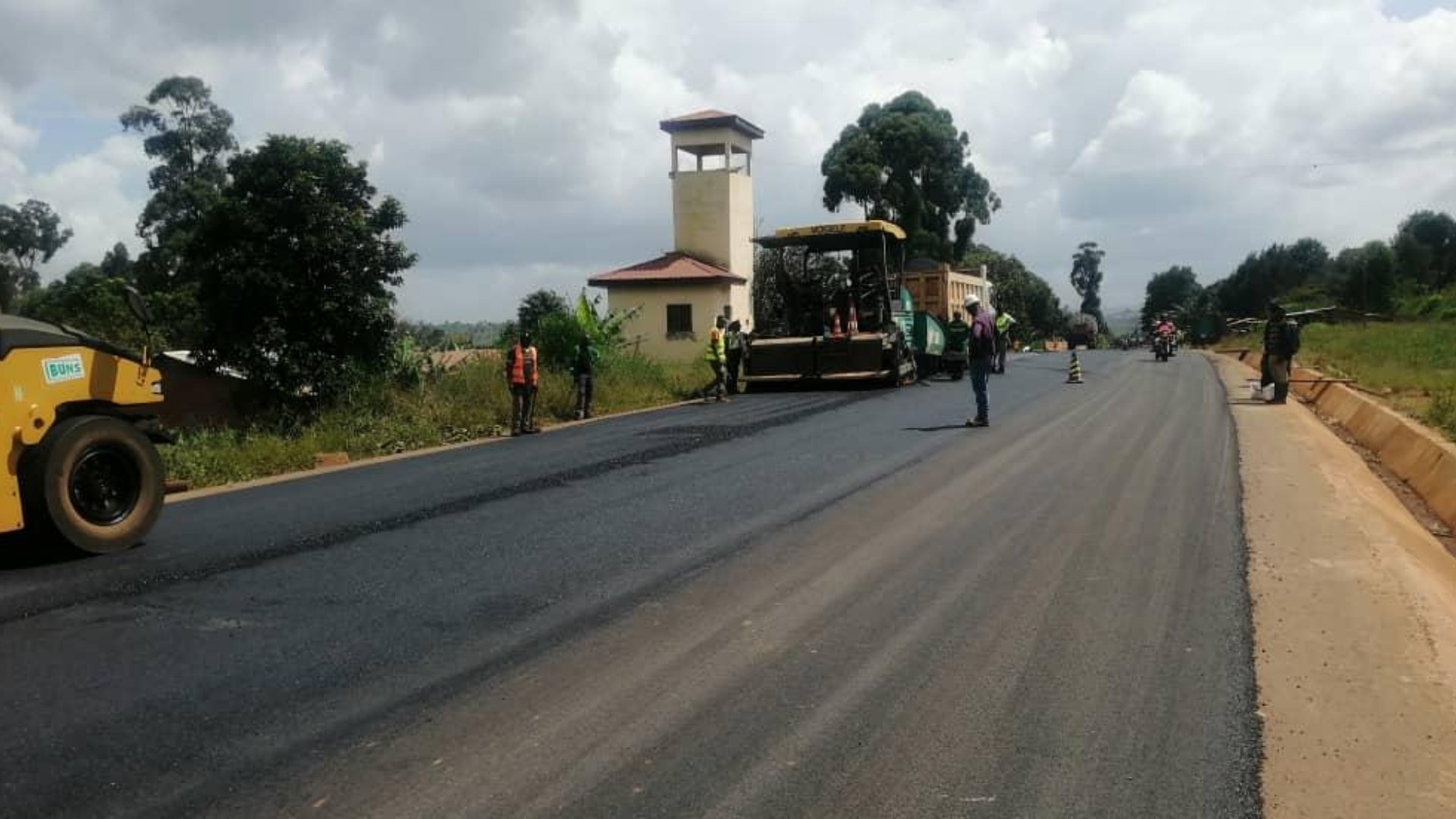 Route Babadjou-Bamenda: la pose du béton bitumineux se poursuit malgré les intempéries sur la section Babadjou-Matazem