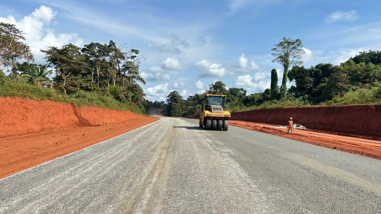 Route Ntui-Mankim: l’entreprise met en œuvre 6,5 km de couche de base sur la section Ntui-Ndjolè