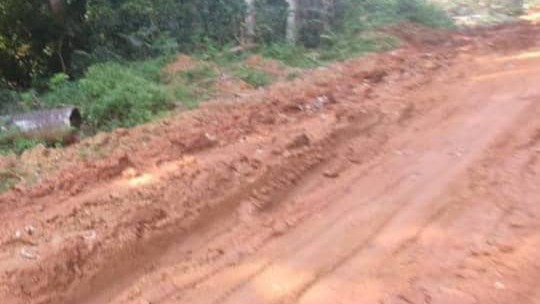 Entretien périodique aux produits stabilisants de la route en terre Nguilili (inter N10)-Keke-Mengokelé-Mawa (Frontière Congo): l’entreprise s'est remobilisée