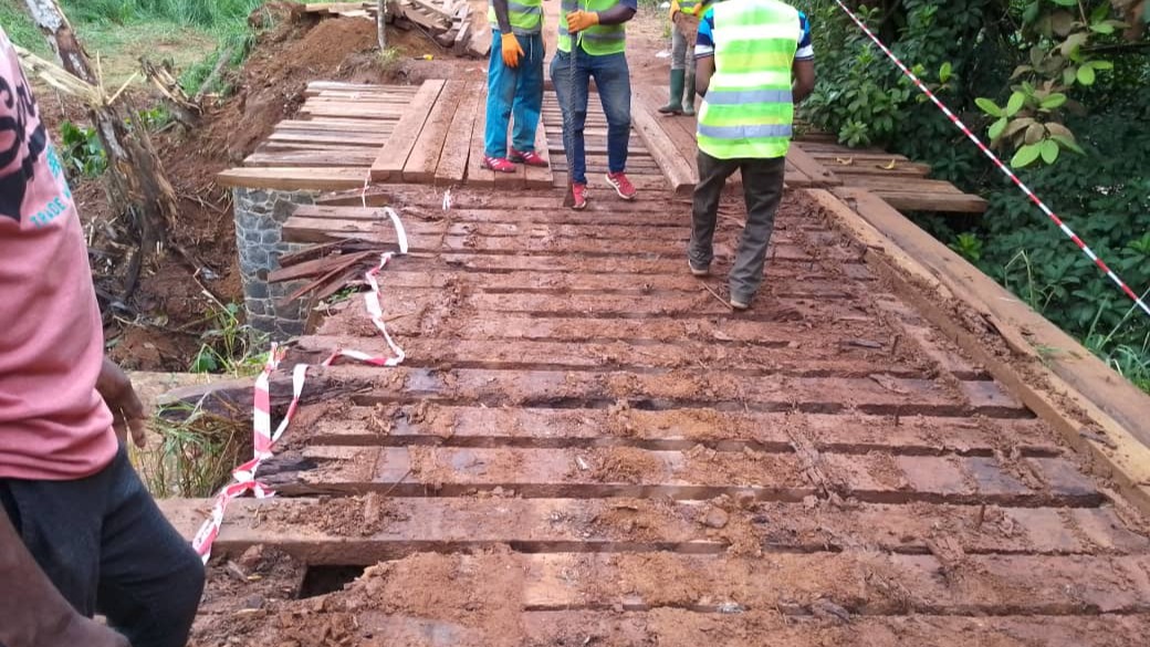 Route Ebolowa-Akom 2- Kribi: une intervention menée par la DRTP- Sud, à l’effet de réparer un pont effondré