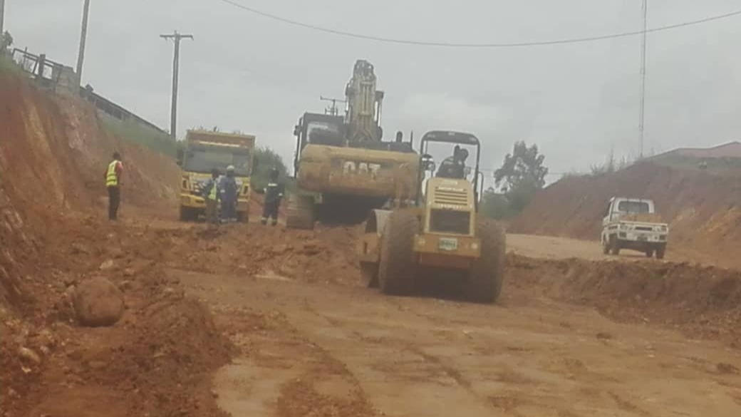 Section Welcome to Bamenda-Ecole des Champions, l’entreprise Bun’s effectue des travaux de terrassement