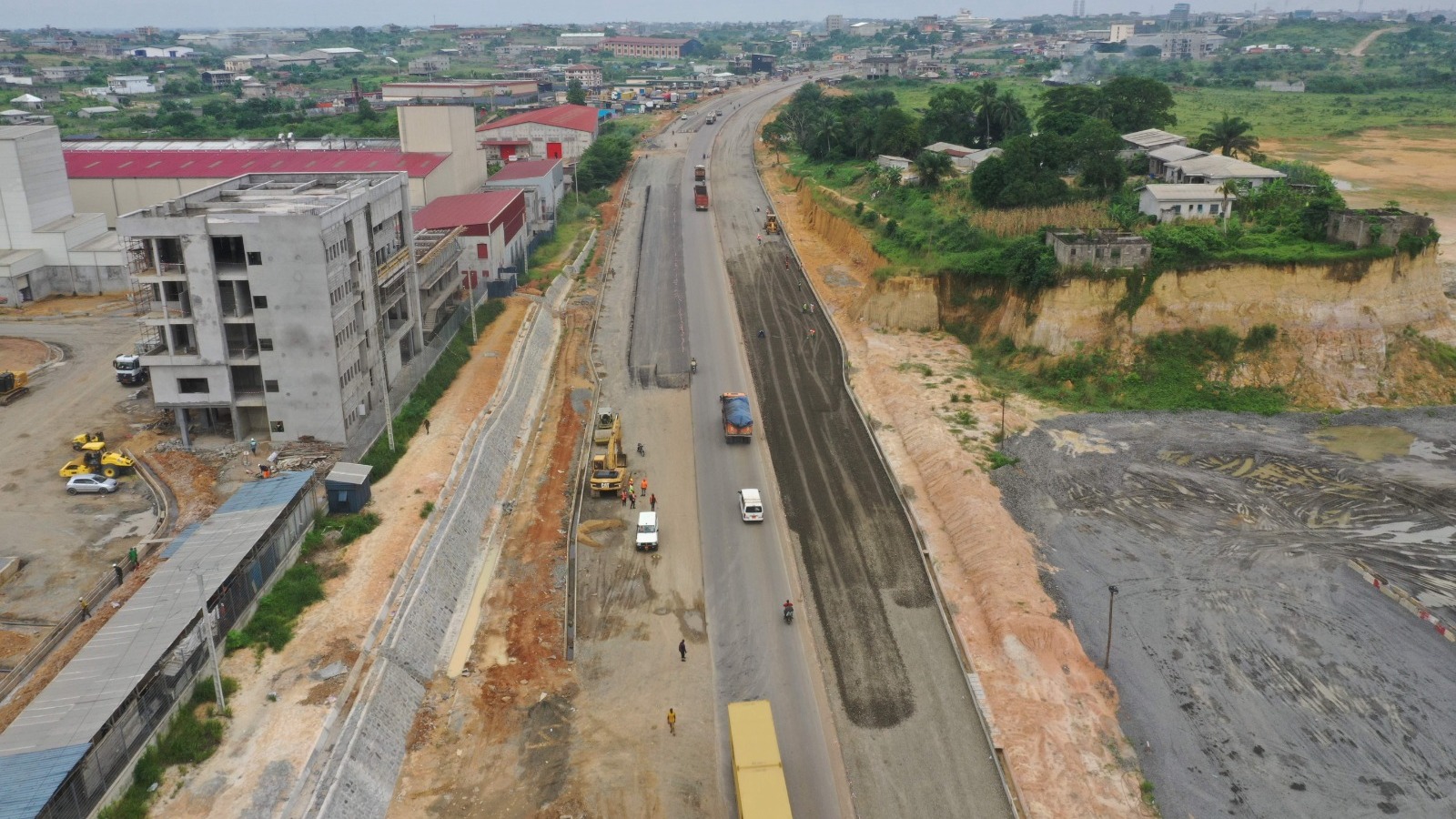Entrée Est de la ville de Douala : les travaux de mise en œuvre des bordures s’exécutent